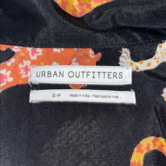 Urban Outfitters Hayden Souvenir Button-Down Shirt. - Small - Picture 4 of 6